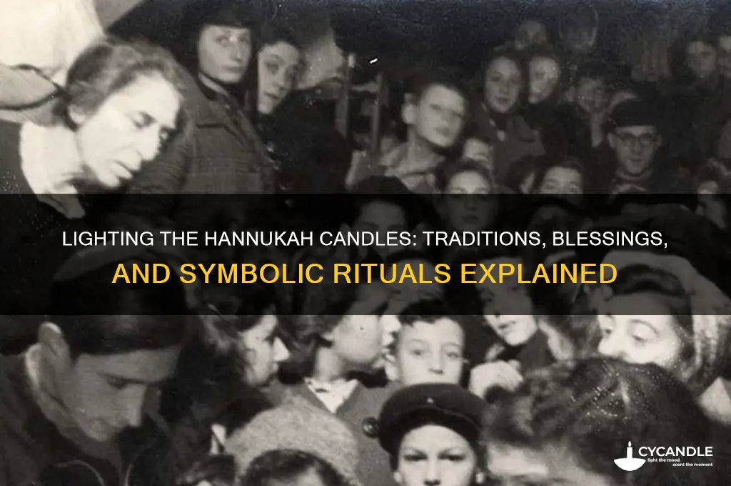 how do they light the hannukah candles